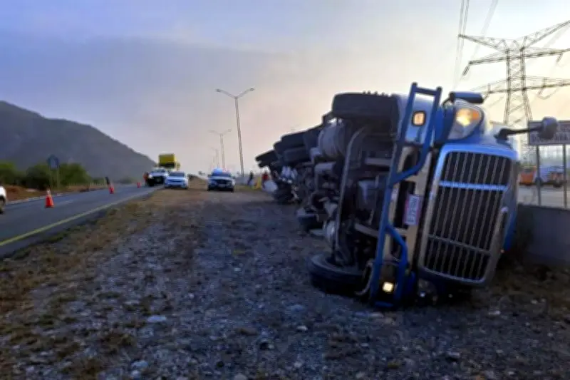 Volcadura de Tráiler en el Anillo Periférico de Monterrey Causa Caos Vial