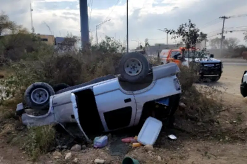 Vuelco de camioneta en Juárez deja un saldo de 2 heridos graves