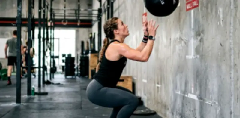 Wall Ball: El Ejercicio Funcional que Combina Fuerza, Resistencia y Coordinación Muscular