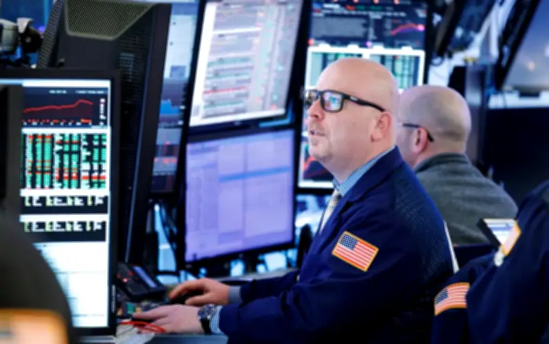 Wall Street Cierra Mixto con Leves Movimientos Mientras el Crudo Se Desploma