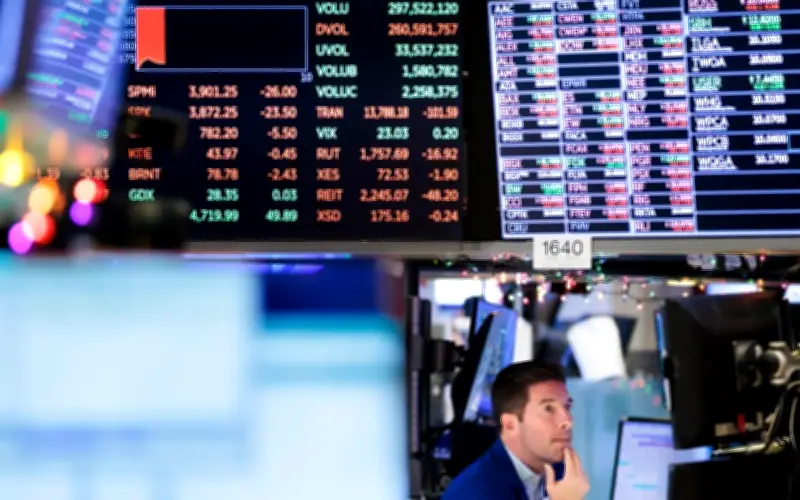 Wall Street Cierra Mixto Tras Ataques de EU e Israel a Irán; Dow Jones Cae 0.15%