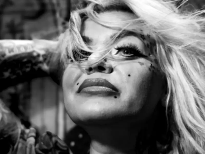 "¿Y qué?" Libro fotográfico visibiliza historias de mujeres trans en México