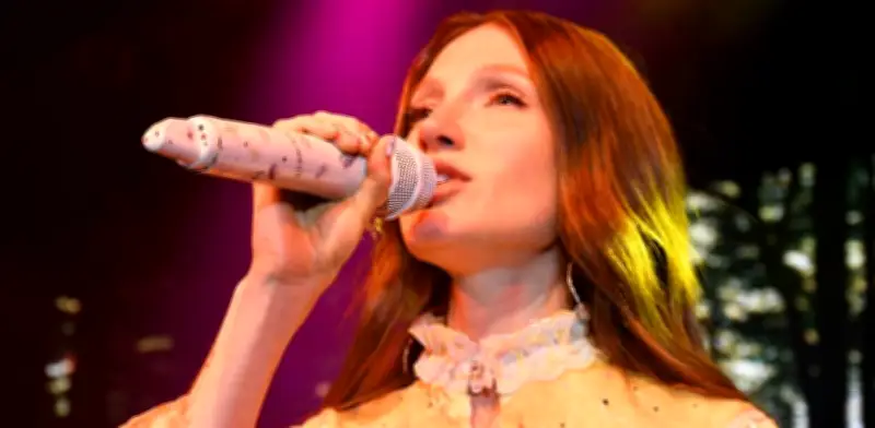 Yami Safdie Conquista el Lunario con 'Sold Out', Flores Amarillas y Amor a México