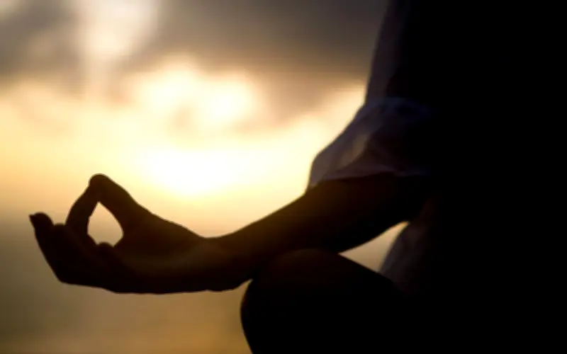 Yoga Caliente: Beneficios y Riesgos de la Práctica en Altas Temperaturas