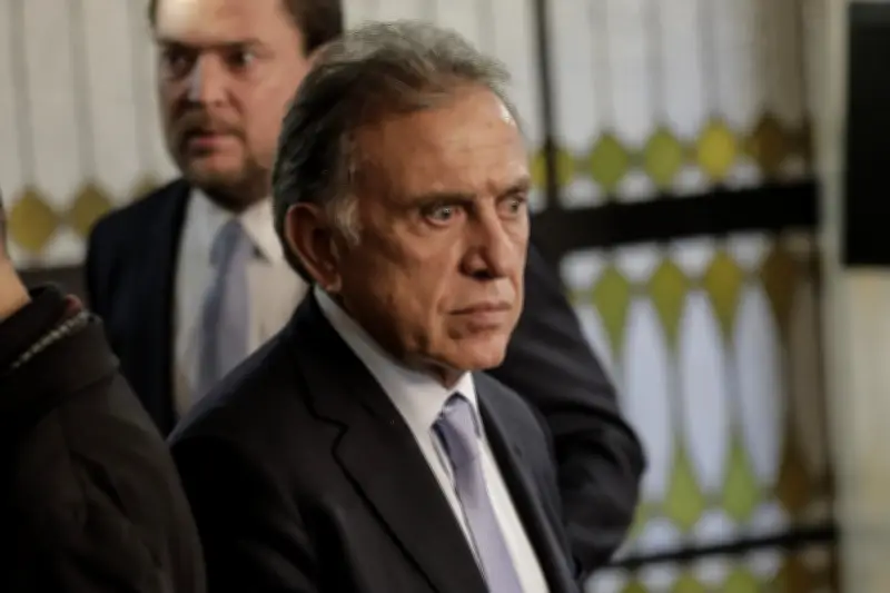 Yunes Linares regresa al Senado como suplente de su hijo, evita hablar sobre polémico voto judicial