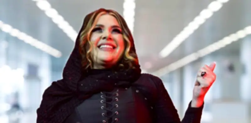 Yuridia revela quemadura facial por reacción a medicamento antiviral