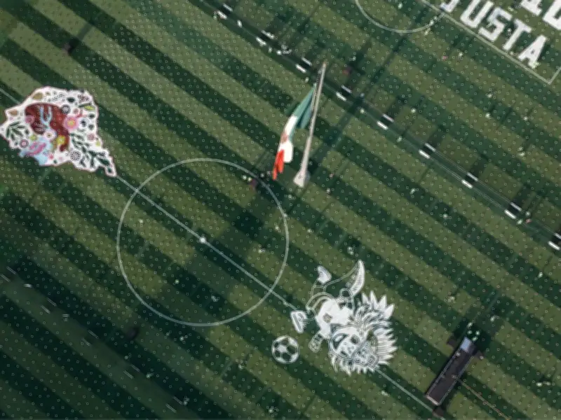 Zócalo bate récord Guinness con clase masiva de fútbol y reutilizará césped en 300 canchas