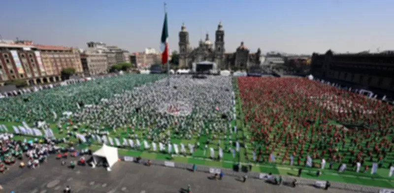 Zócalo de CDMX se convierte en el campo de fútbol más grande del mundo con récord Guinness