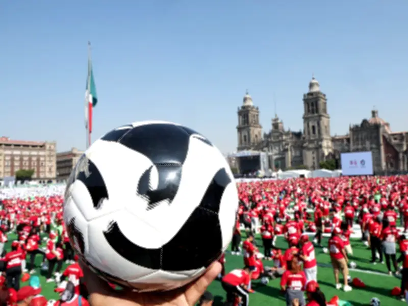 Zócalo establece récord Guinness con clase masiva de fútbol: 9,500 personas en evento