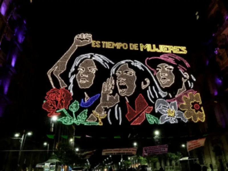 Zócalo se ilumina en homenaje a la lucha histórica de las mujeres en México