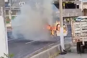 Acapulco: Sicarios incendian urvan con pasajeros; chofer muerto y siete heridos