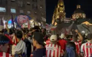 Afición de Chivas inunda de rojiblanco el Centro Histórico antes del Clásico Tapatío