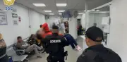 Agente policial embarazada recibe auxilio de compañeros para llegar al hospital en Coyoacán