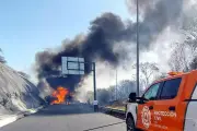Alarma por incendio de pipa en autopista a Reynosa; cierre vial y evacuaciones