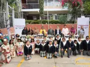 Alcalde de Tlalnepantla apoya educación con laptop y banda de guerra en primaria