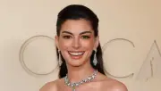 Anne Hathaway brilla en los Oscar 2026 con un vestido negro que evoca el Hollywood clásico
