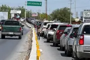 Aprovechan Dólar Barato y Saturan Cruces Fronterizos Hacia Texas