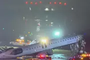 Avión colisiona en el Aeropuerto LaGuardia de Nueva York; sin heridos graves