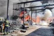 Bomberos combaten intenso incendio en fábrica de Iztapalapa, CDMX
