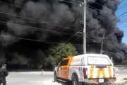 Bomberos logran controlar incendio en almacén de Juárez tras intensa batalla