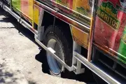 Camión de refrescos cae en socavón en Iztapalapa, CDMX, sin heridos reportados