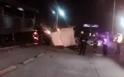 Caos vial en Zapopan: Tráiler impacta estación de Mi Macro Periférico Sur