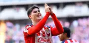 Chivas aplasta a Santos 3-0 con doblete de 'La Hormiga' González en Liga MX