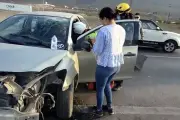 Colisión entre auto y tractocamión en carretera a Saltillo deja daños materiales