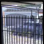 Comando armado embosca a policía frente a su casa en Mexicali; agente resulta lesionado