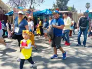 Comparsa infantil inunda de color y dulces las calles de Iztapalapa previo a Semana Santa