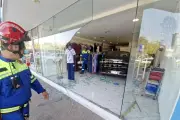 Conductor confunde pedales y termina estrellándose dentro de una tienda