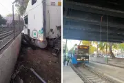 Conductor de tráiler impacta contra muro del Tren Ligero en la Ciudad de México