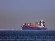 Conflicto en Oriente Medio dispara precio del petróleo y paraliza tráfico en Ormuz