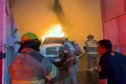 Consume incendio dos vehículos dentro de bodega en incidente de alto riesgo