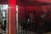 Controlan incendio en recámara; hombre sufre intoxicación por humo en incidente