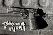 Detienen a dos adolescentes con arma de fuego y droga en posesión ilegal