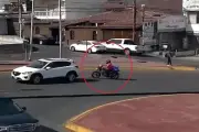 Detienen a sujeto en Cumbres por manejar motocicleta con reporte de robo
