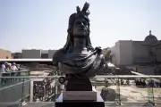 Develan busto de Cuauhtémoc en el Centro Histórico de la Ciudad de México