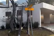 Dos postes eléctricos colapsan sobre vivienda en San Pedro Garza García