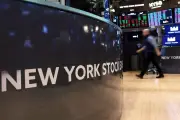 Dow Jones se desploma casi 800 puntos; Nasdaq y S&P 500 también caen