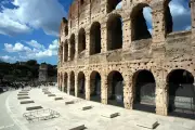 El Coliseo Romano brilla con nueva iluminación y plaza de mármol travertino