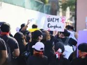 Estudiantes de enfermería marchan en Cuernavaca por feminicidios y exigen destitución de rectora