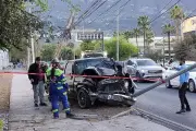 Falla en sistema de frenos provoca accidente con postes en carretera