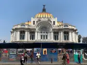 Fotoperiodistas transforman vallas de protección en exposición feminista previo al 8M