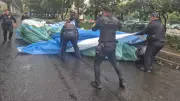 Fuertes vientos desprenden lona de obra y cae en Periférico Sur de CDMX