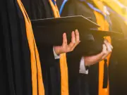 Generaciones Z y Millennials cuestionan la universidad: priorizan propósito y bienestar sobre títulos