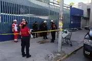 Hombre muere electrocutado al intentar extraer varilla de registro en Monterrey