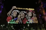 Iluminan Zócalo de la CDMX por el Día de la Mujer, tres días después de la fecha