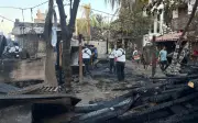 Incendio arrasa con 70 establecimientos turísticos en Puerto Escondido, Oaxaca
