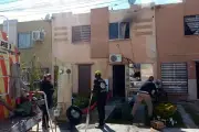 Incendio devasta vivienda en Santa Catarina, N.L.; bomberos controlan las llamas